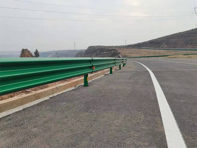 吐鲁番公路防护栏