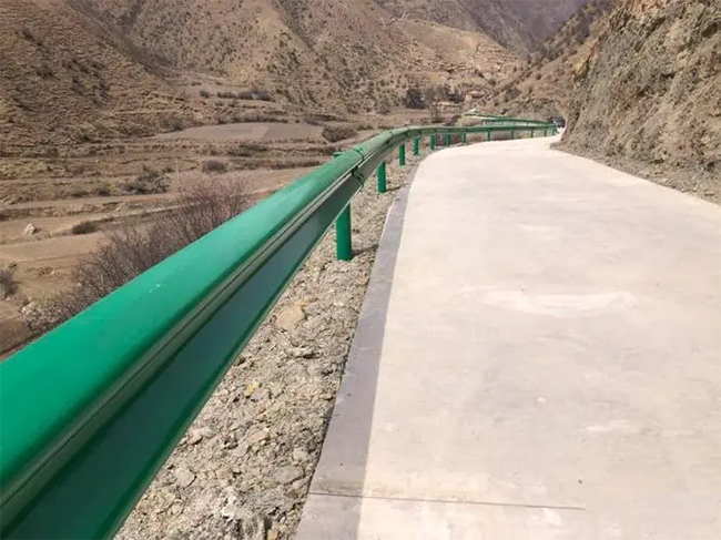 吐鲁番公路护栏