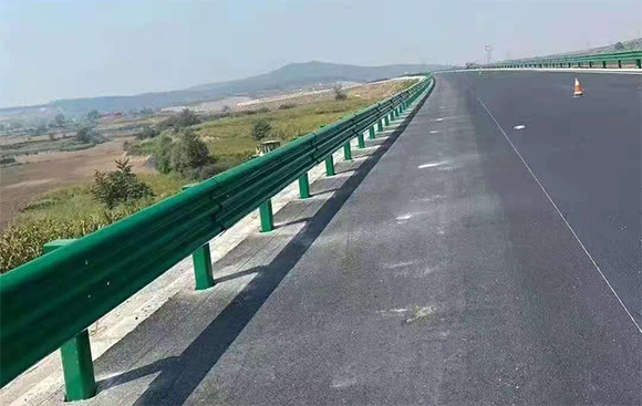吐鲁番高速路护栏