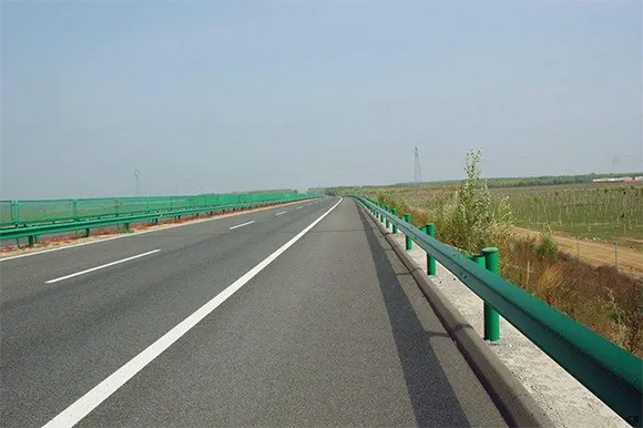 吐鲁番高速波形梁护栏