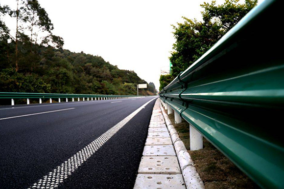 吐鲁番高速公路护栏的常用类型
