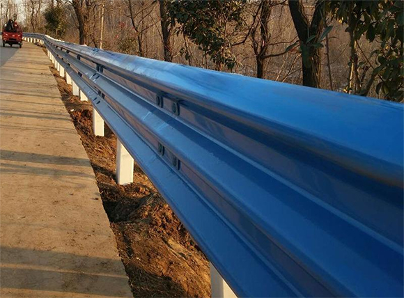 吐鲁番公路波形护栏板的优点