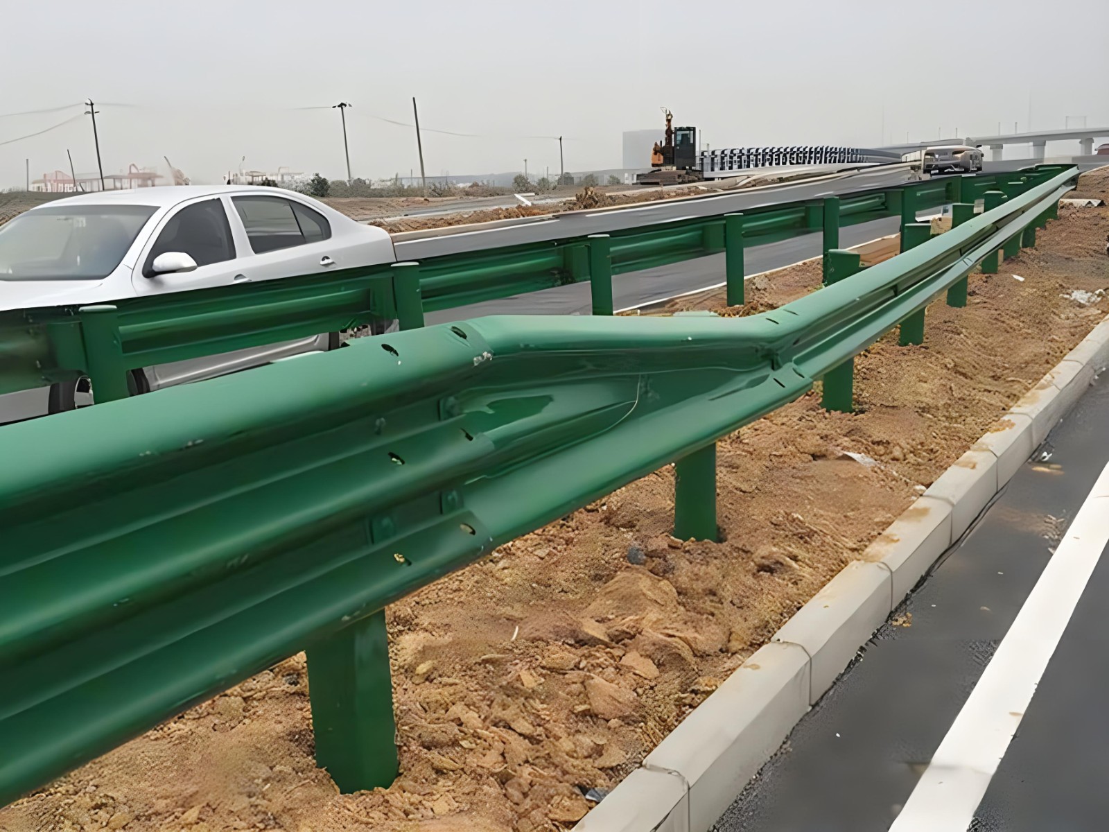 吐鲁番高速波形护栏板日常维护方案确保道路安全新举措