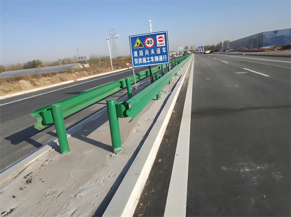 吐鲁番公路护栏守护安全横跨多个行业的应用